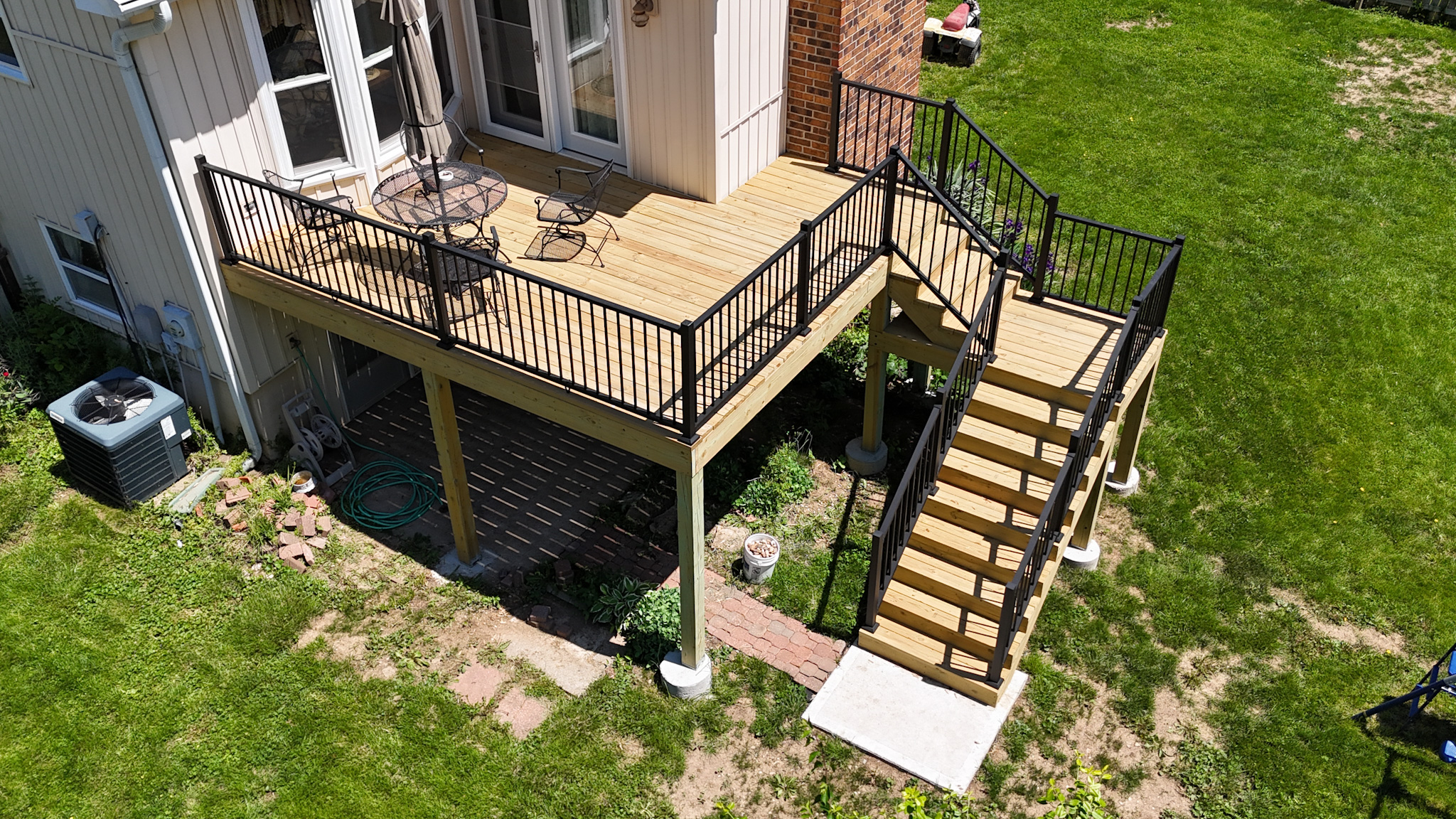 Composite Deck with Aluminum Railing