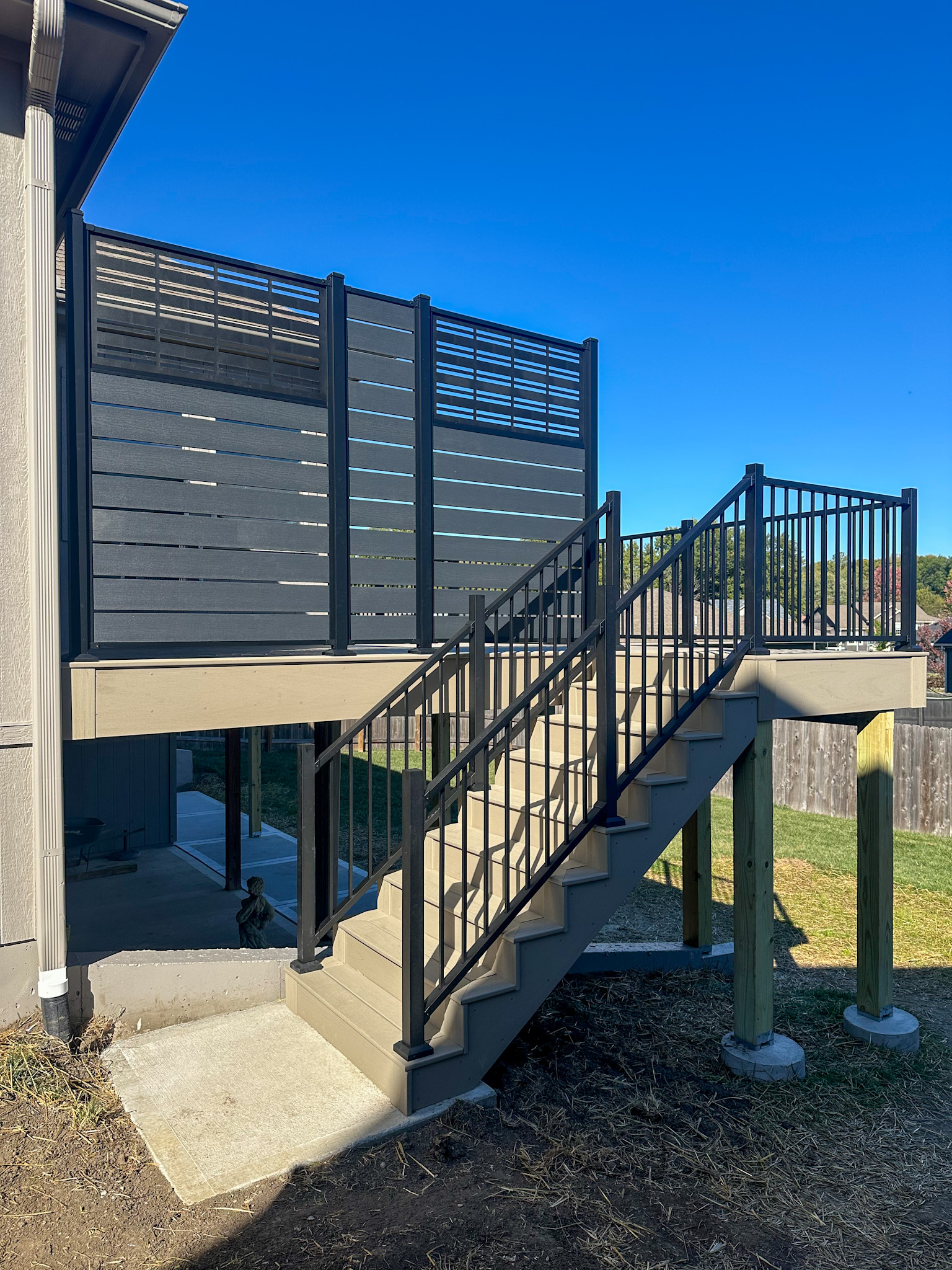 Composite Deck with Aluminum Railing and Privacy Seperator